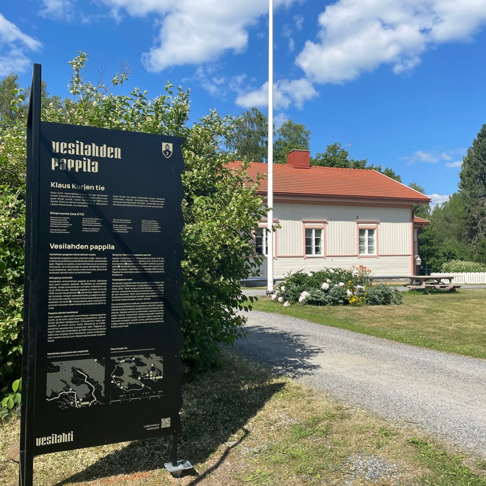 Vasemmalla edessä Klaus Kurjen tien opastetaulu, jonka taustalla näkyy Vesilahden Pappilan päärakennus. - ©