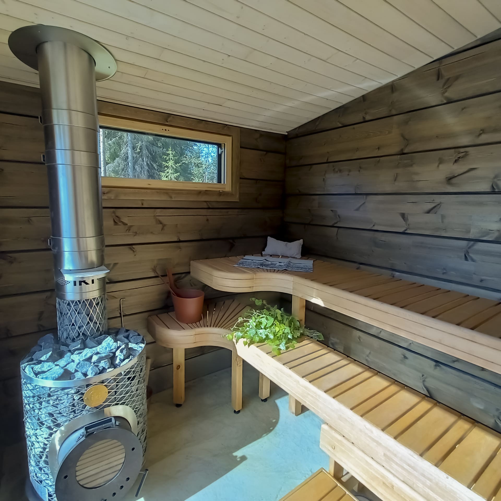 Sauna josta näköala terassille ja viereiselle laitumelle