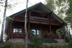 Alarannan mökki järveltä päin