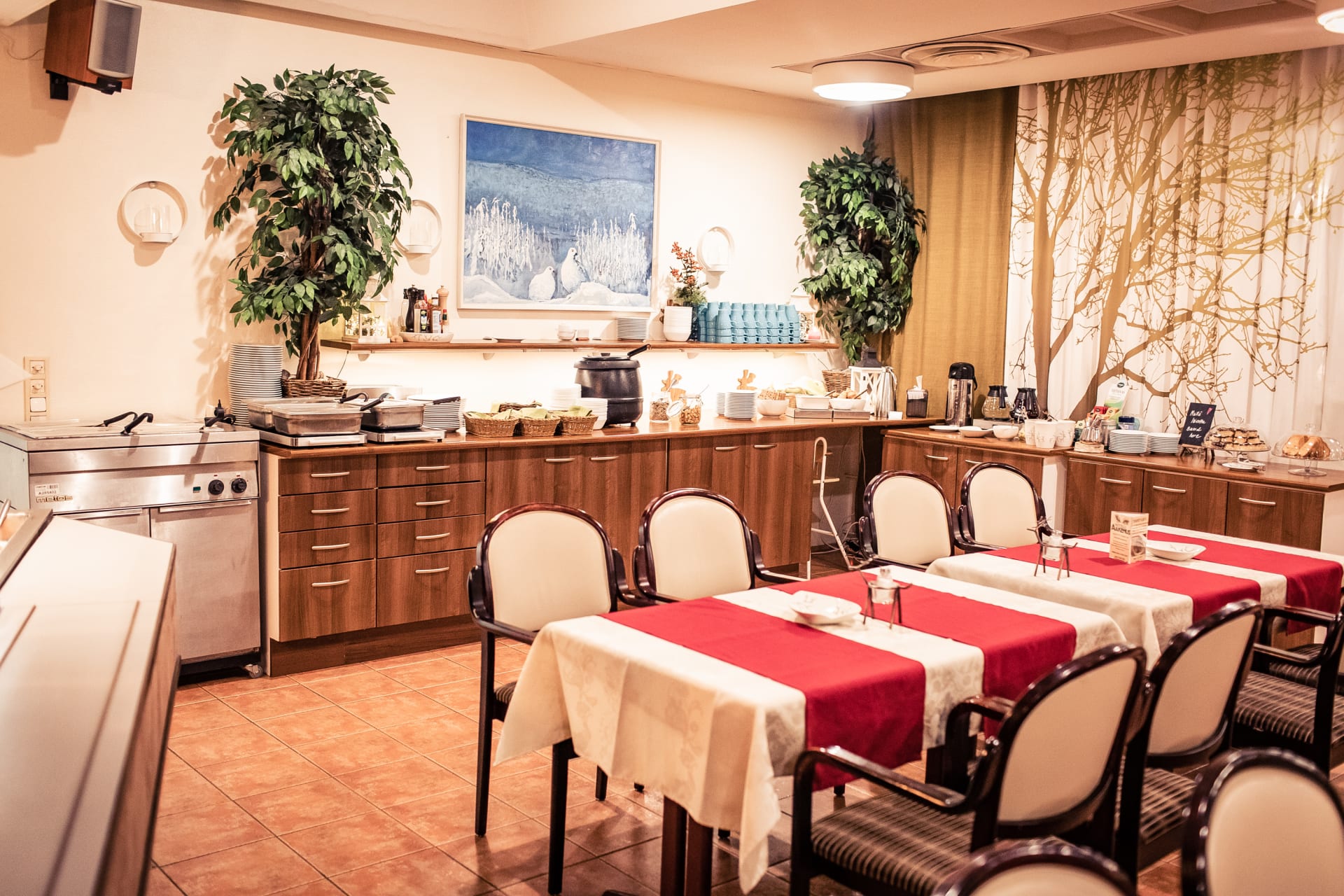 Cozy dining moments in Rovaniemi. Whether you are waking up for the day or returning from the wilderness, our restaurant has you covered with a fresh buffet breakfast and a comforting buffet dinner.