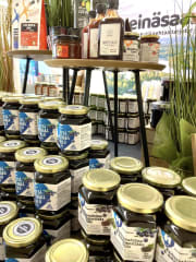 Laaja valikoima pien- ja paikallistuottajien herkkuja.