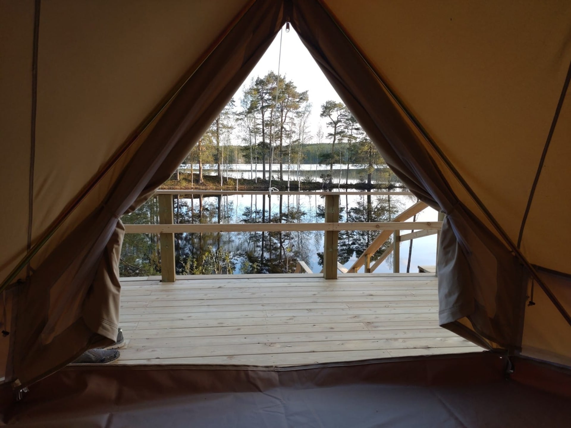 Selma indoor view to the lake