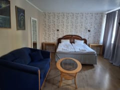 Perhehuoneessa on leveä parisänky, levitettävä vuodesohva sekä keittiönurkkaus.