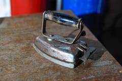 Vanhalla silitysraudalla on silitetty monet vaatteet.