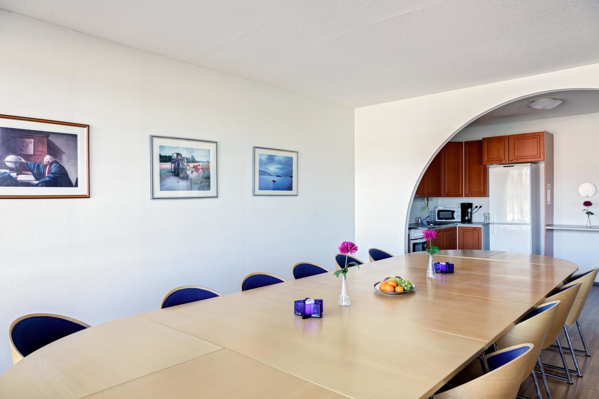 We also provide conference rooms for the needs of our customers.