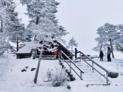 portaat laavulle, ihmisiä seisomassa, lunta