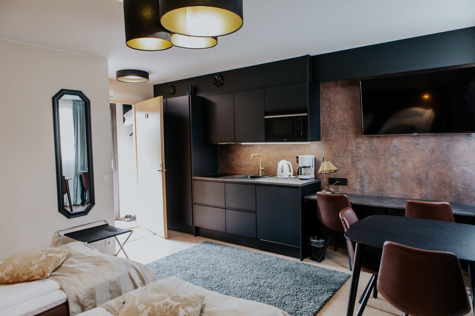 Kahden hengen huone minikeittiöllä