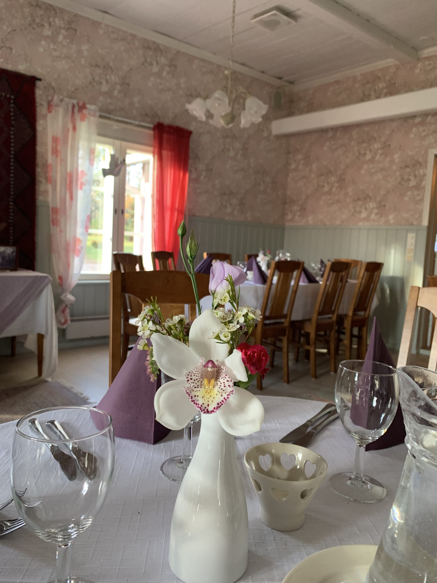 The best thing about parties is the floral arrangements. In summer, you can pick up flowers of different colors from the garden, and the florist also has nice novelties.