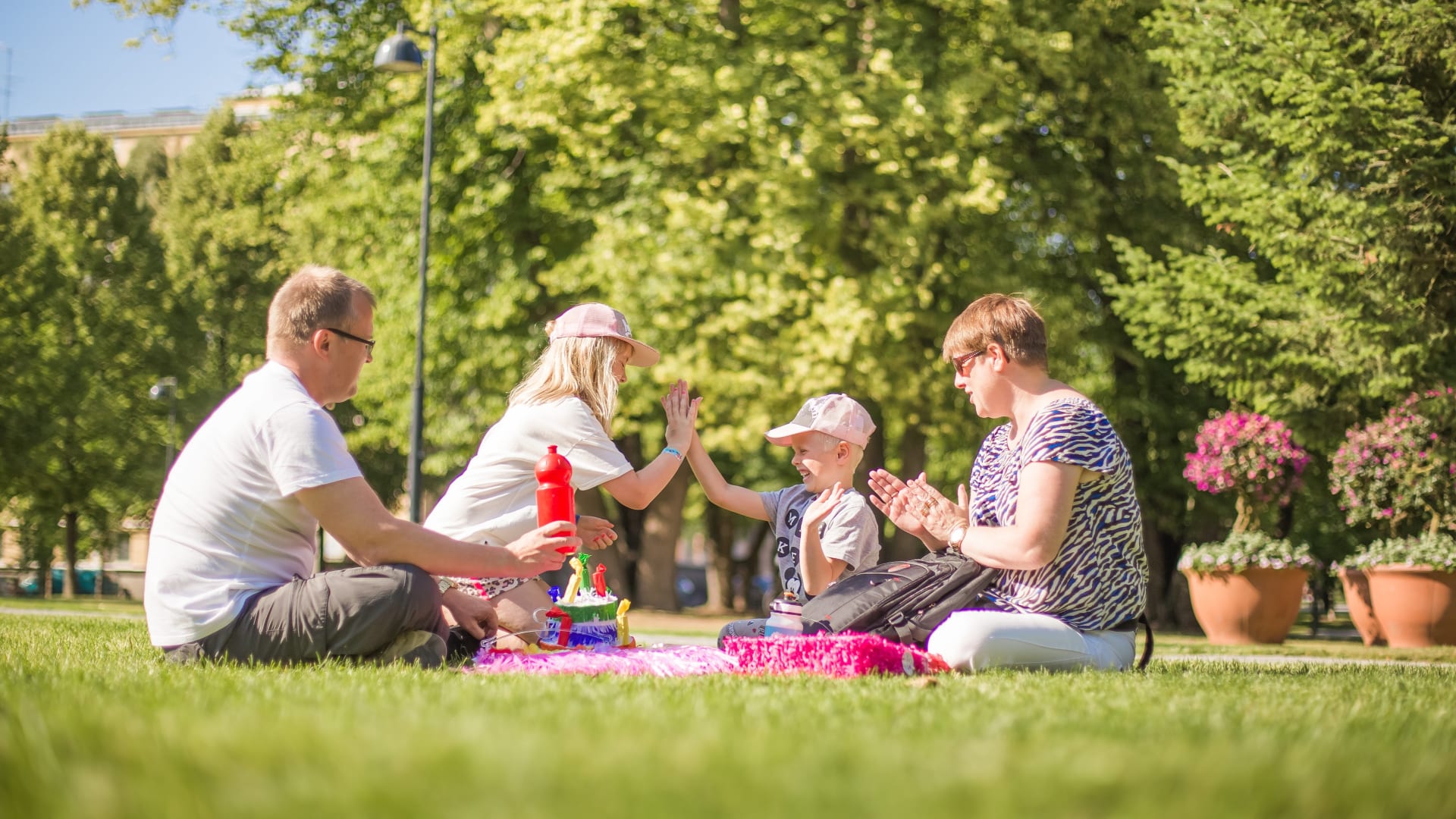 Family having a picnic in the Sorsapuisto park