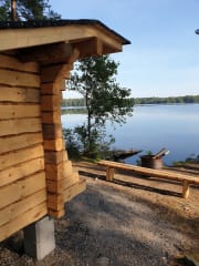 Laavu Lapinsaaressa järven rannalla