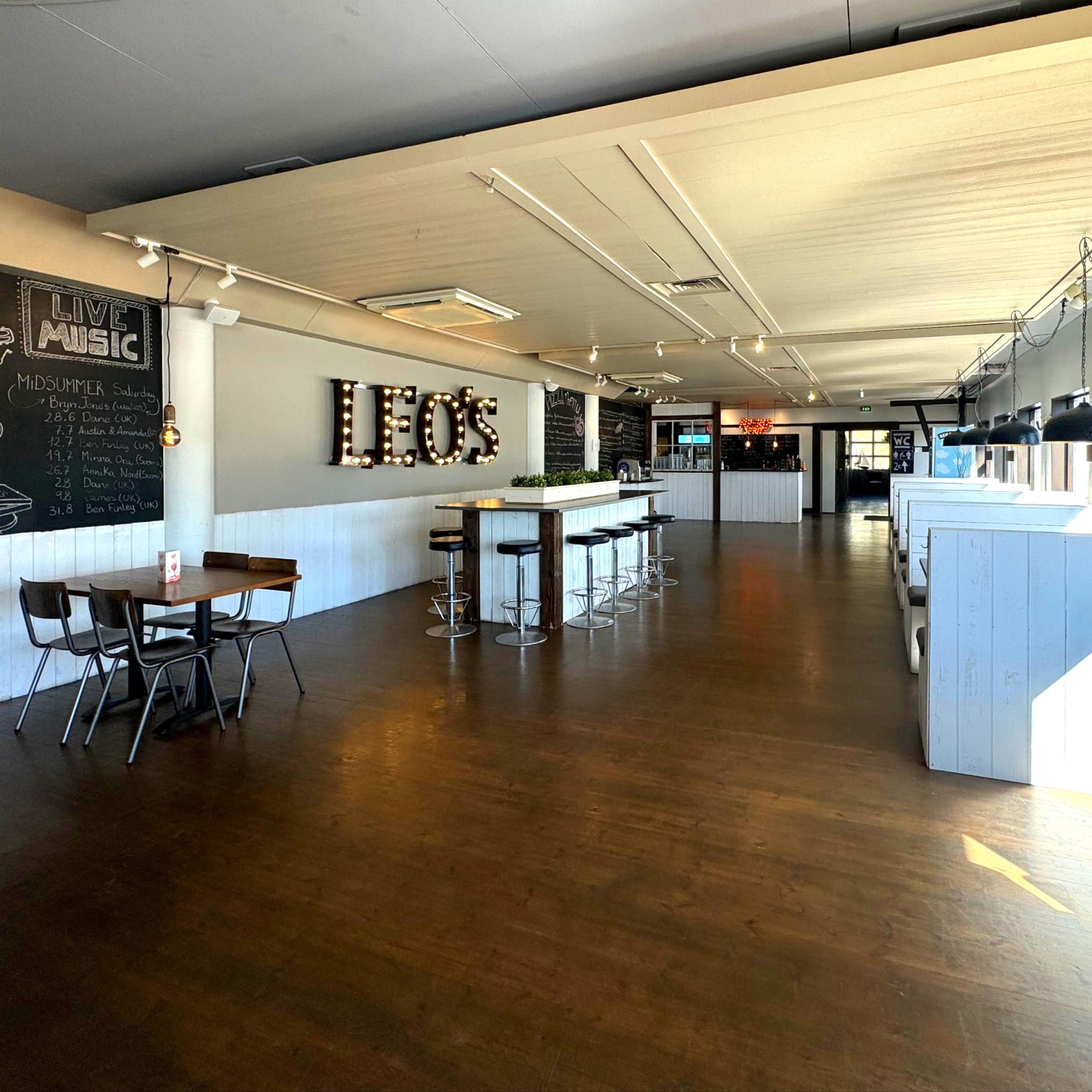 Leo’s pizza indoor