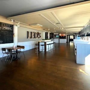 Leo’s pizza indoor