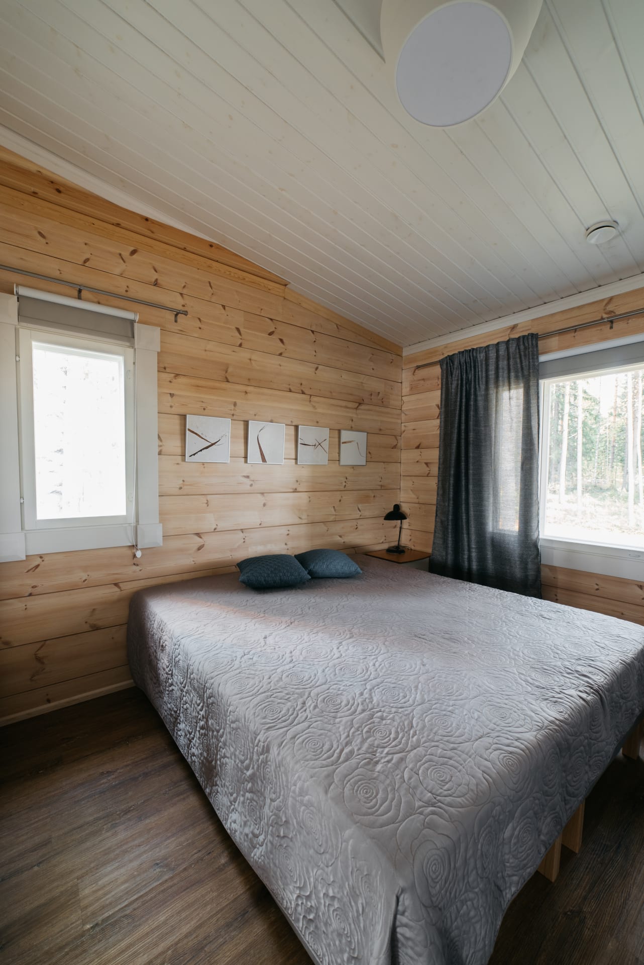 High quality hotel-type-beds in log cottage Koukku at Jokiniemen matkailu