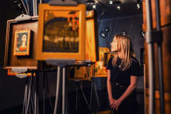 ikoneita museossa ja katsoja