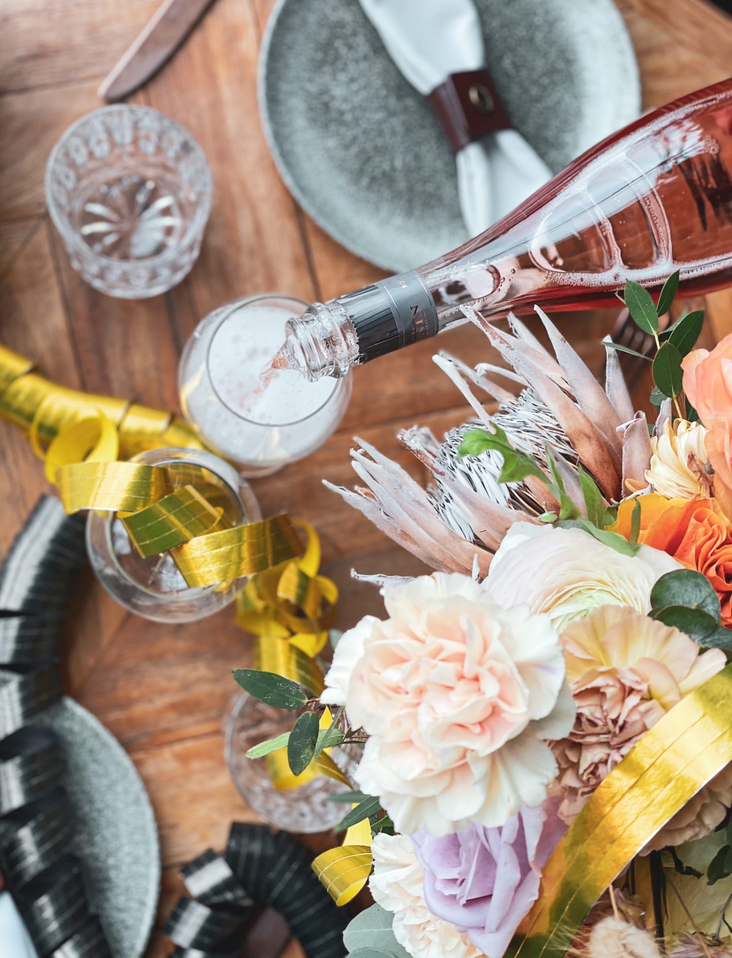 Restaurant Periscope - Rosé wine and flower bouquet / Roséviinilasi ja kukkakimppu