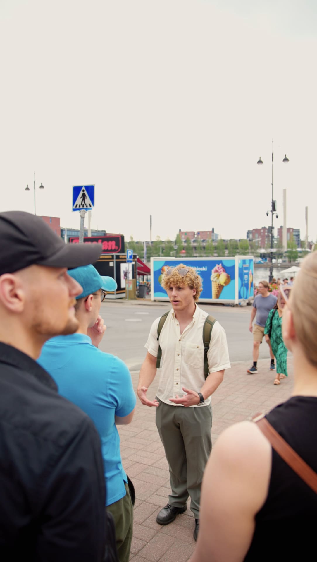 Mieshenkilö selittää.