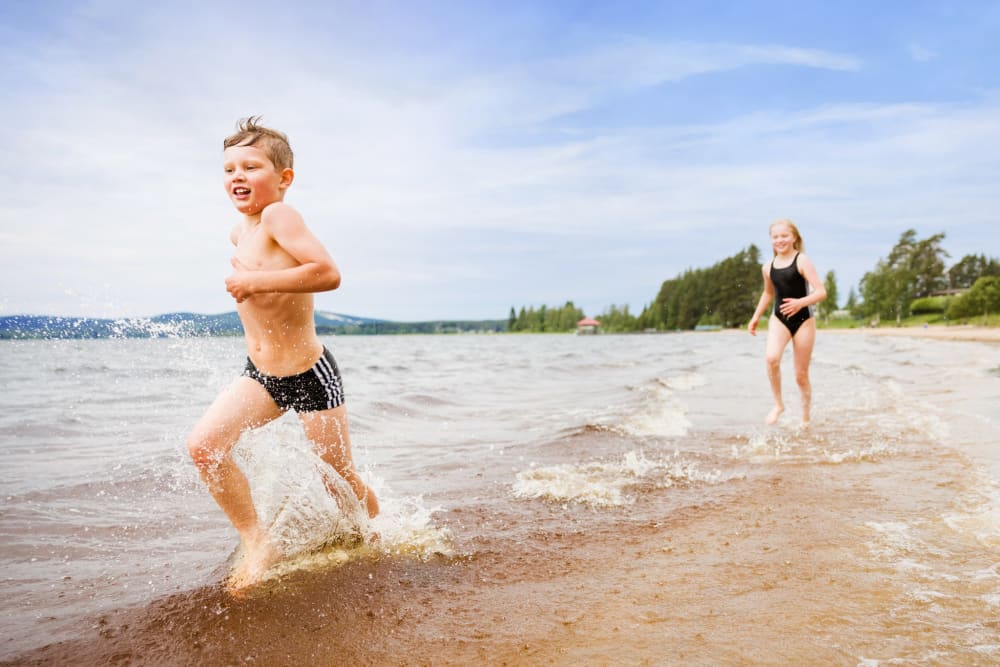 Children running on Hiukka beach