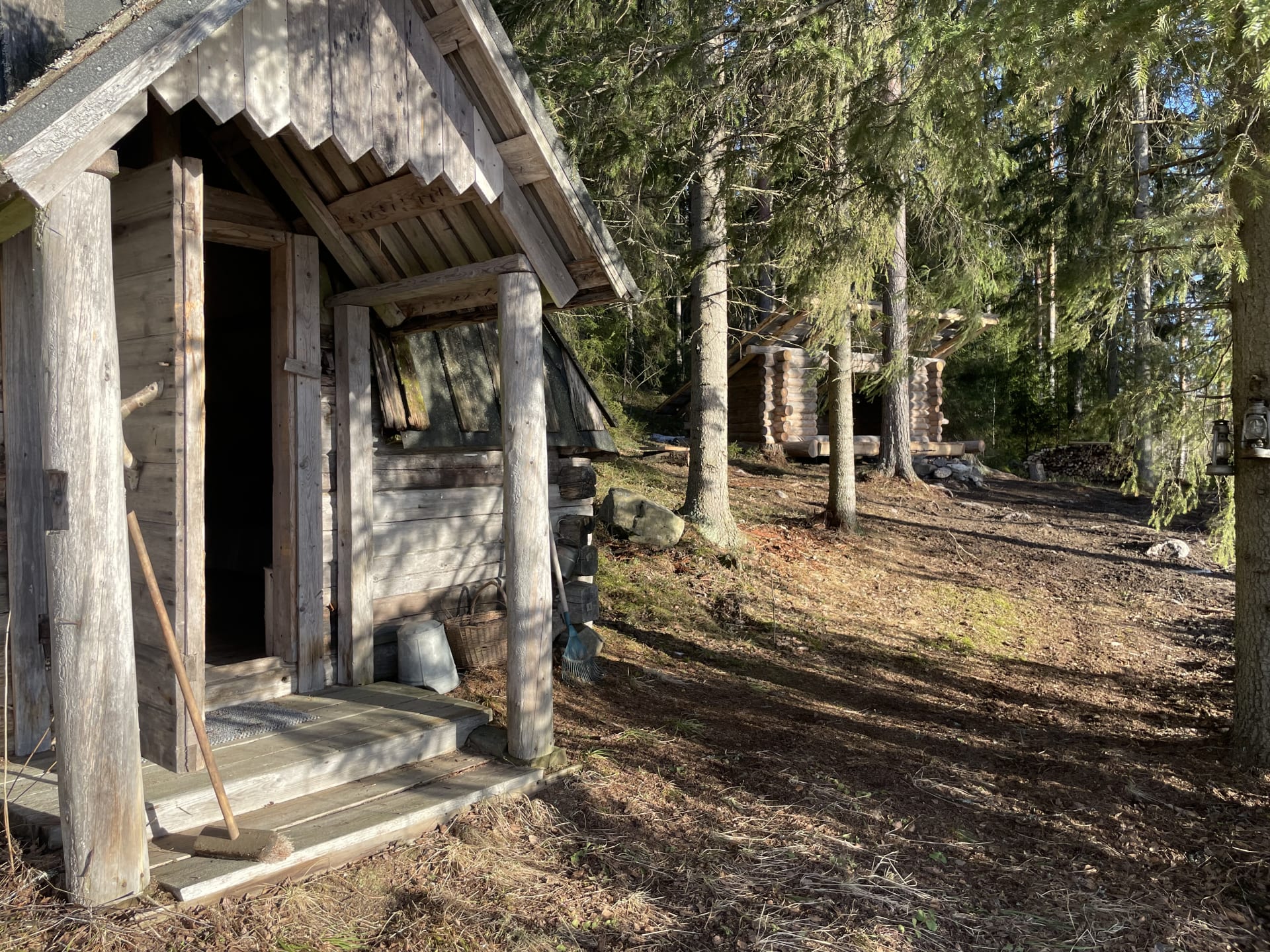 Laavu ja kota vierekkäin.