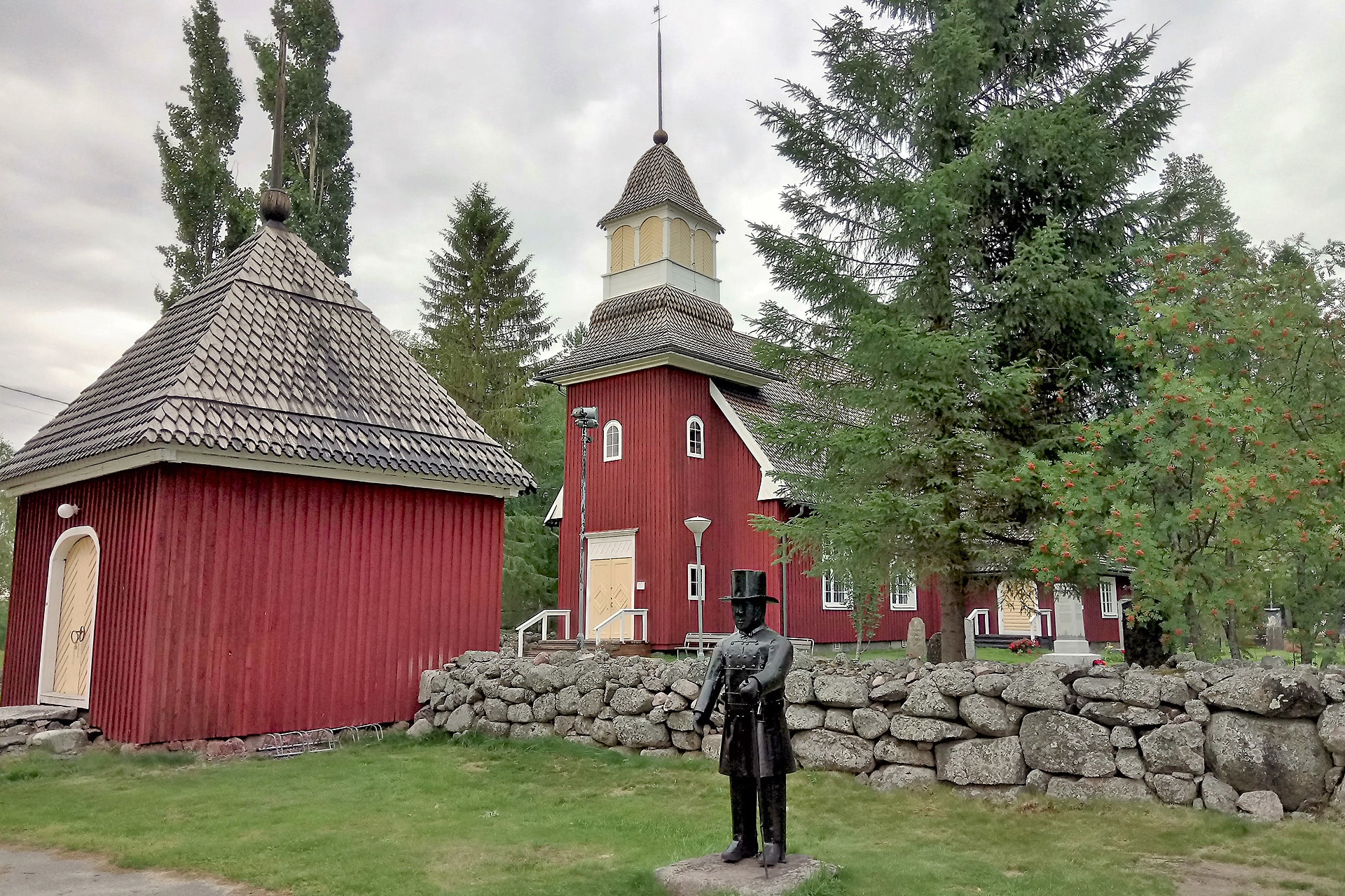 Temmeksen kirkko ja vaivaisukko Temmeksen kirkko ja vaivaisukko