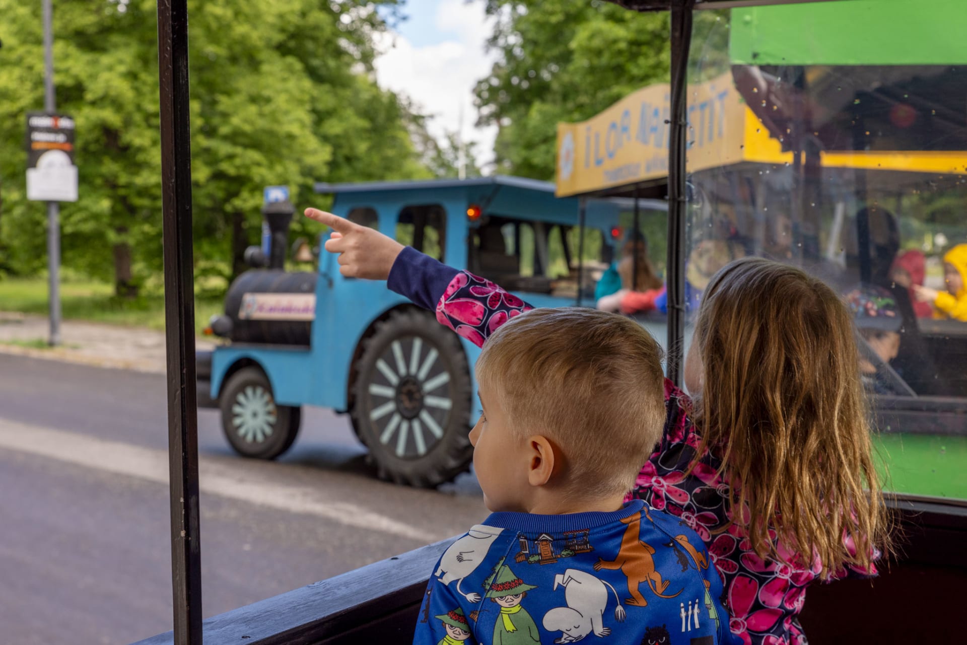 Childrens in a city train