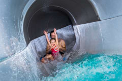 Lapsi vesiliukumäessä Kuntokeidas Vesipekassa Raahessa.