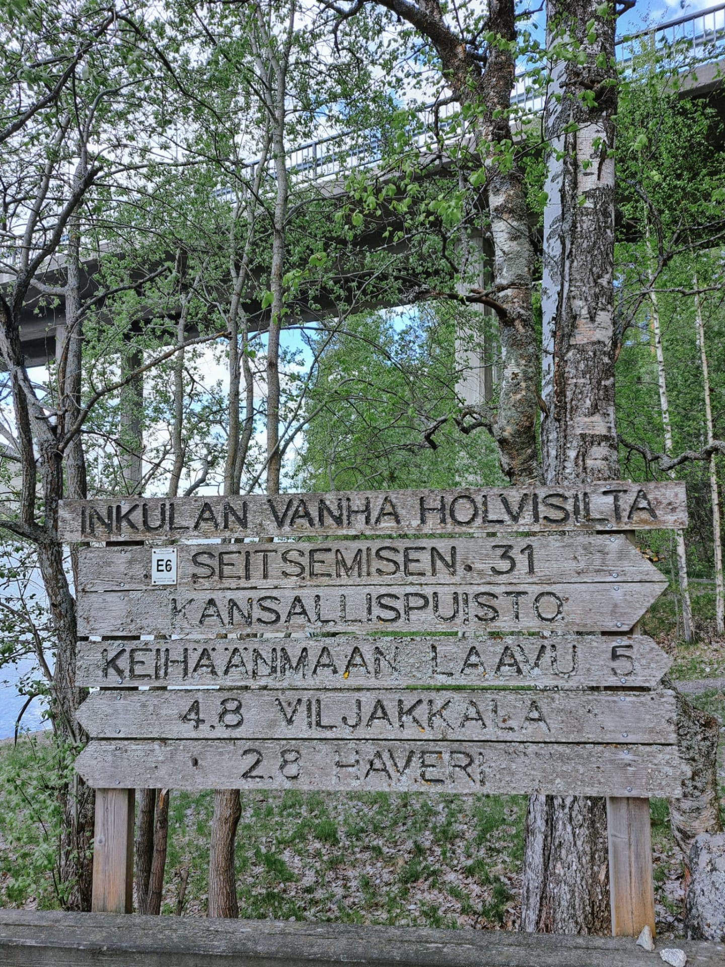 Opasteet Inkulan holvisillalla. Signposts at Inkula bridge.