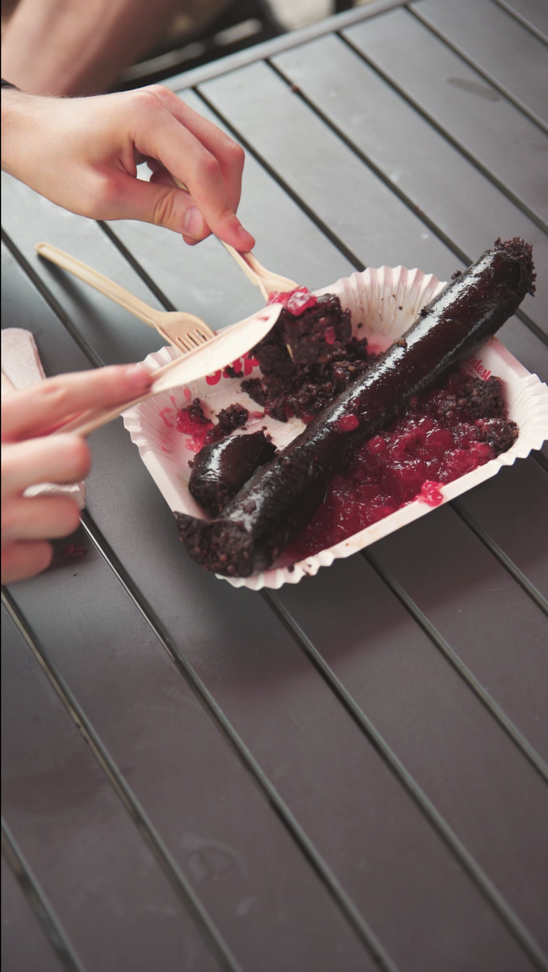 Mustamakkara puolukkahillolla