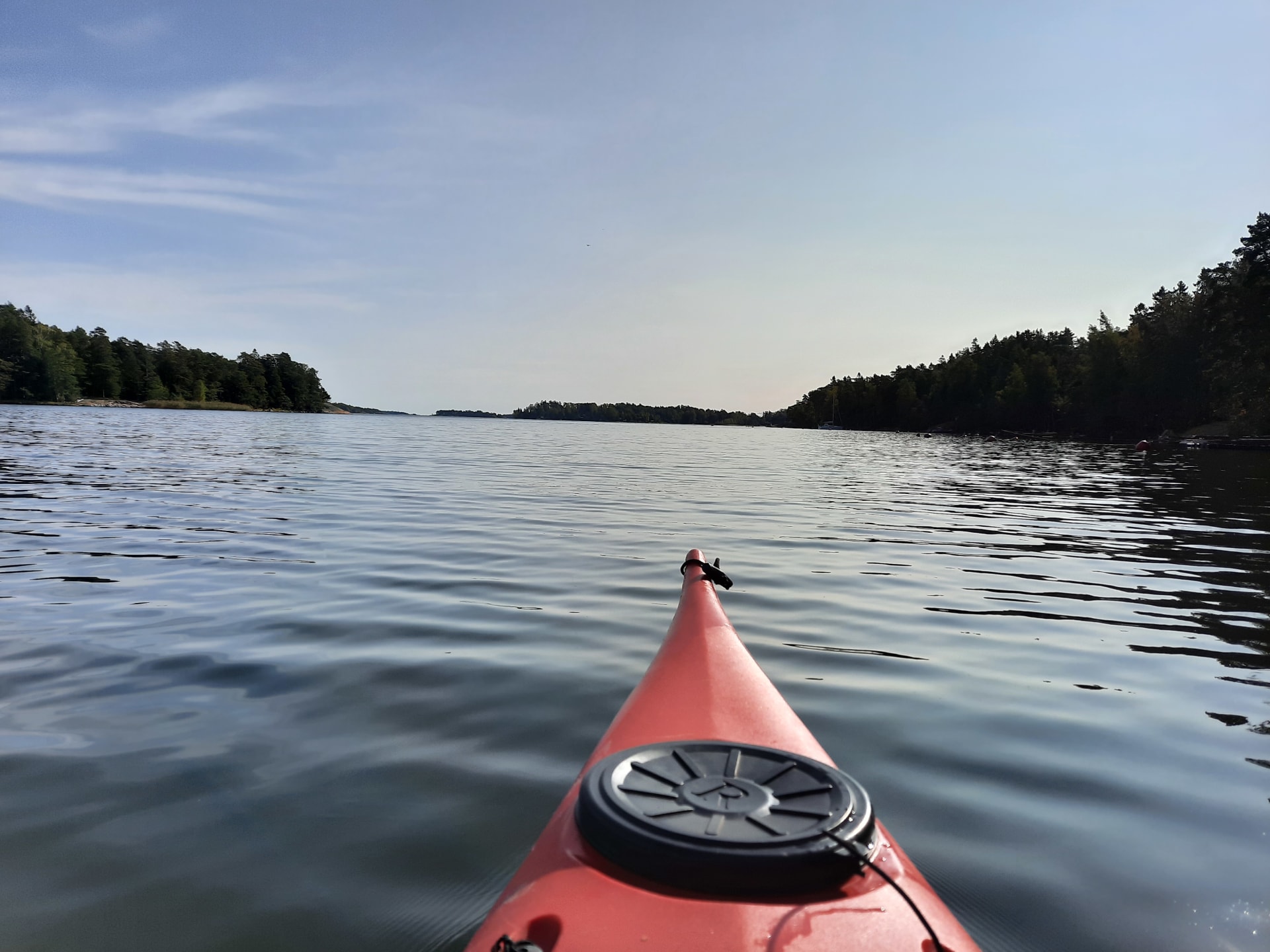 En ensam kajakare njuter av den vackra naturen i Björnviken