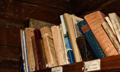 Kirjahyllyssä riittää luettavaa.