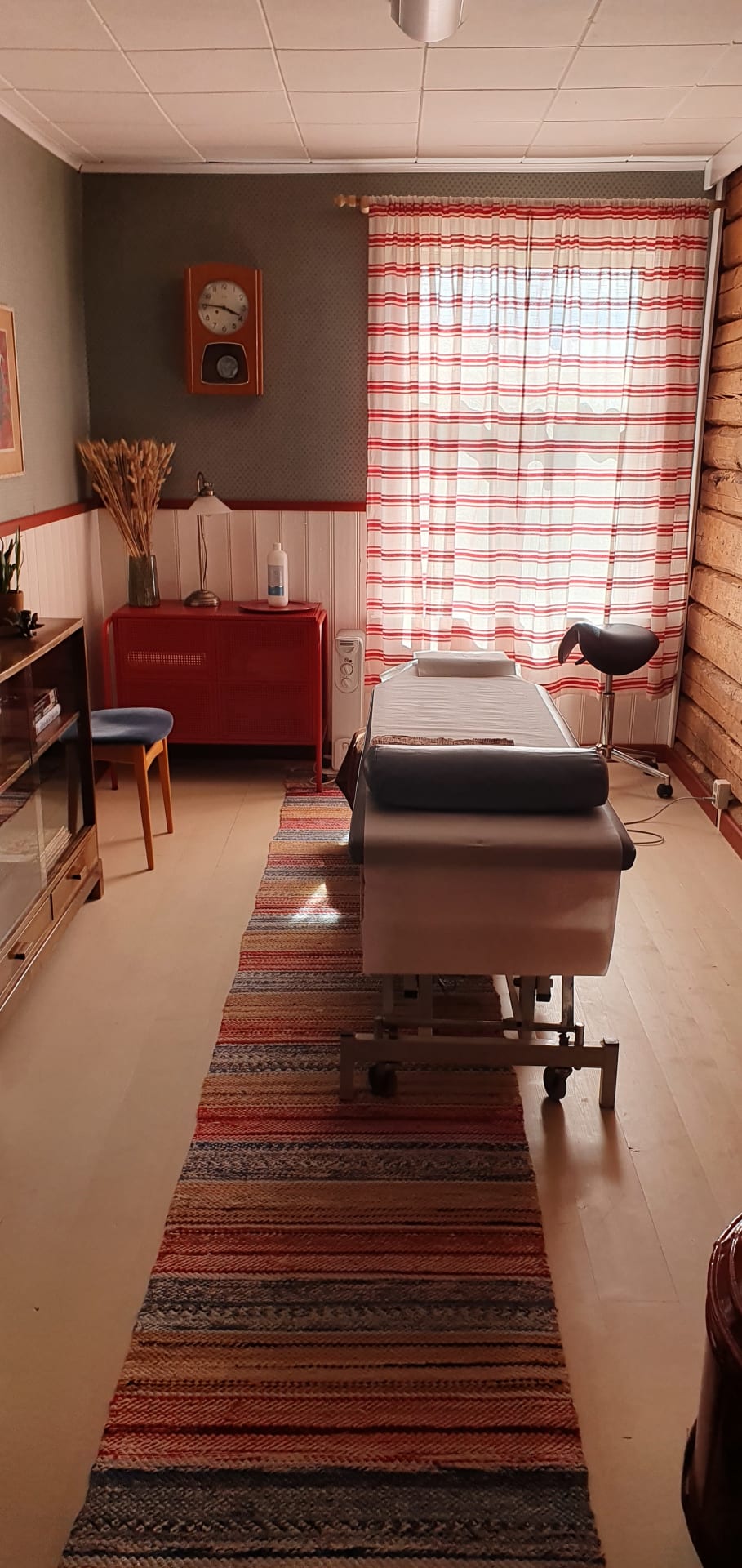 The treatment offer includes e.g. facial, foot and hand treatments, reflexology, massages, acupuncture, peat treatments and cupping. There are treatments for everyone, from babies to adults.