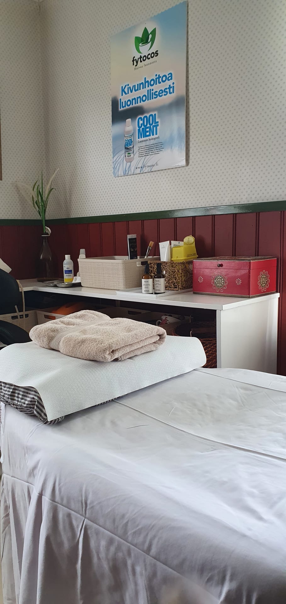 The treatment offer includes e.g. facial, foot and hand treatments, reflexology, massages, acupuncture, peat treatments and cupping. There are treatments for everyone, from babies to adults.