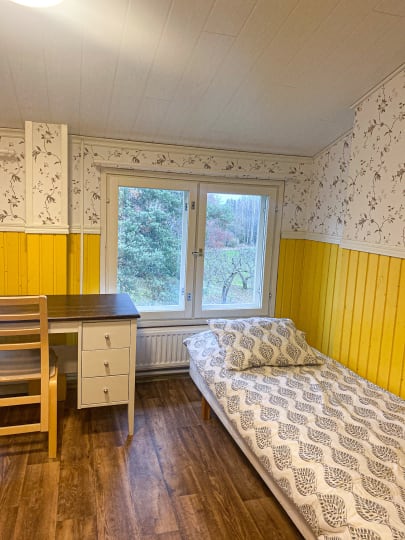 Länsi-Suomen opiston Toivola-rakennuksessa on myös huoneita, joissa wc ja suihku on käytävällä.