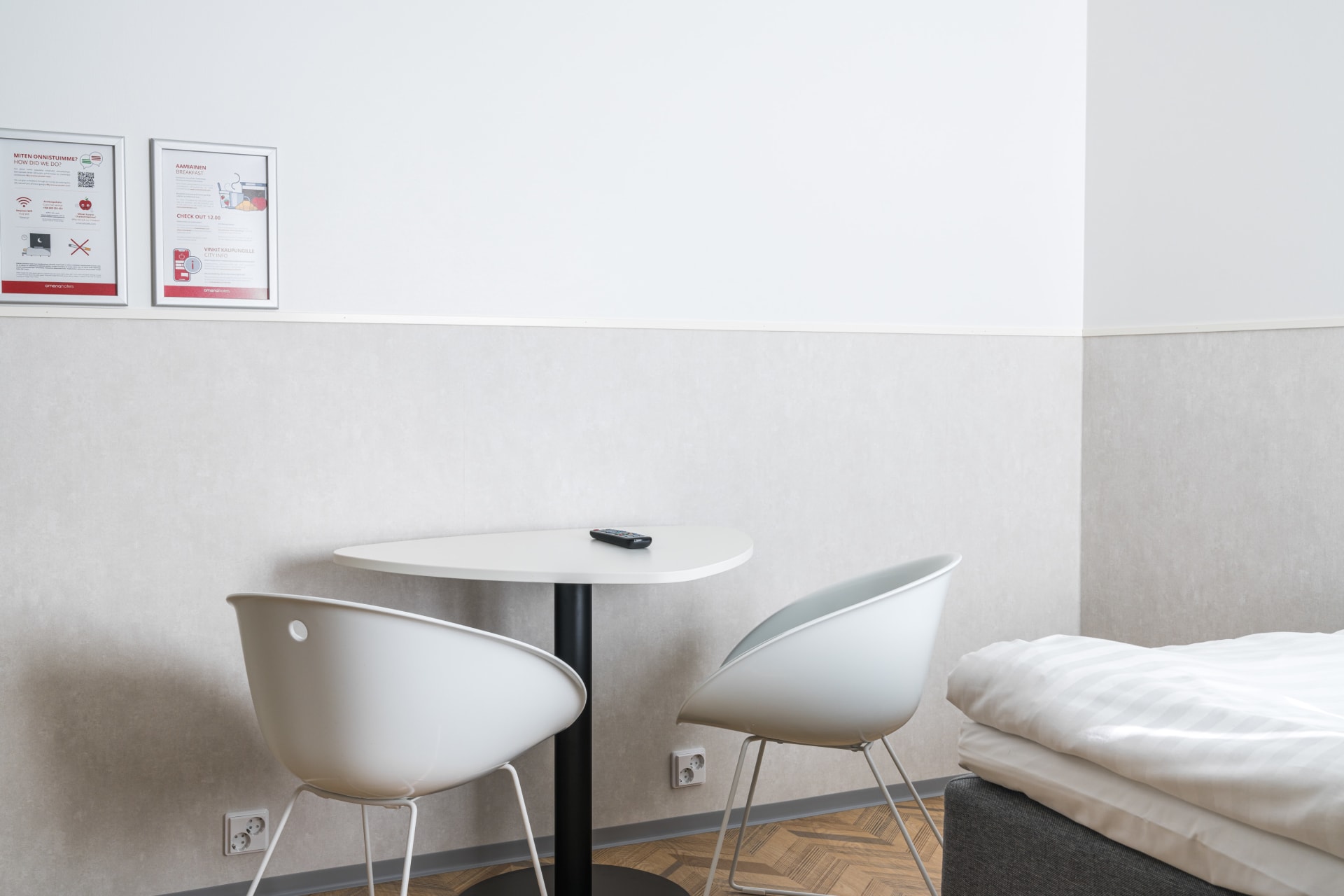 Turun Kauppiaskadun Omena-hotellin huoneen ruokaryhmä Turun Kauppiaskadun Omena-hotellin huoneen ruokaryhmä