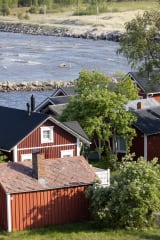 Ohtakari ja manner on yhdistetty dyynejä halkovalla rantatiellä.