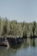 Vedellä täyttynyt kaivoskuilu