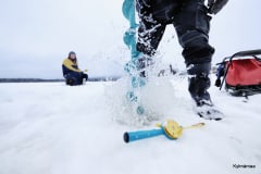 Moottorikelkalla pilkkimään Ylläksellä paikallisen perheyrityksen Kylmämaan kanssa
