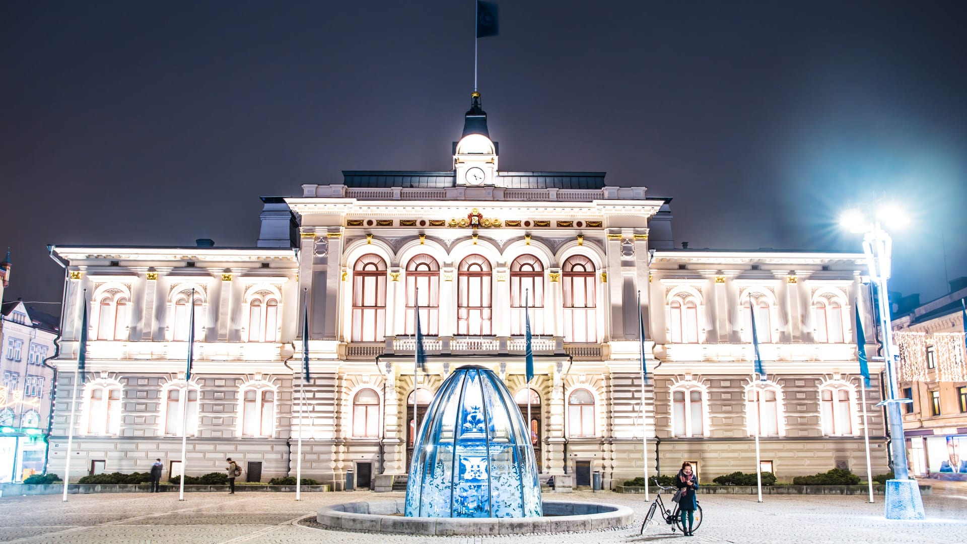 Tampere City Hall at night.