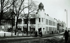 Black and white photograph of the early 20th century commercial building that now locates Museum Skogster. Photograph is taken in 1930's. 
