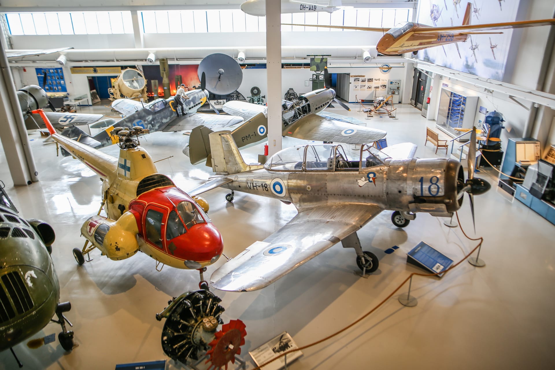 Mil-Mi 1 -helikopteri ja Vihuri-lentokone. Taustalla tutka ja valonheitin.