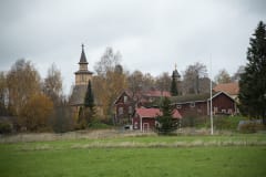 Vesilahden Kirkonkylän rakennuksia, joiden taustalla näkyy kirkko - ©