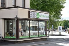 Wetterhoffin myymälä sijaitsee Hämeenlinnan linja-autoaseman vieressä.