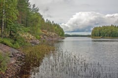 Järvinäkymää rannalta järvelle