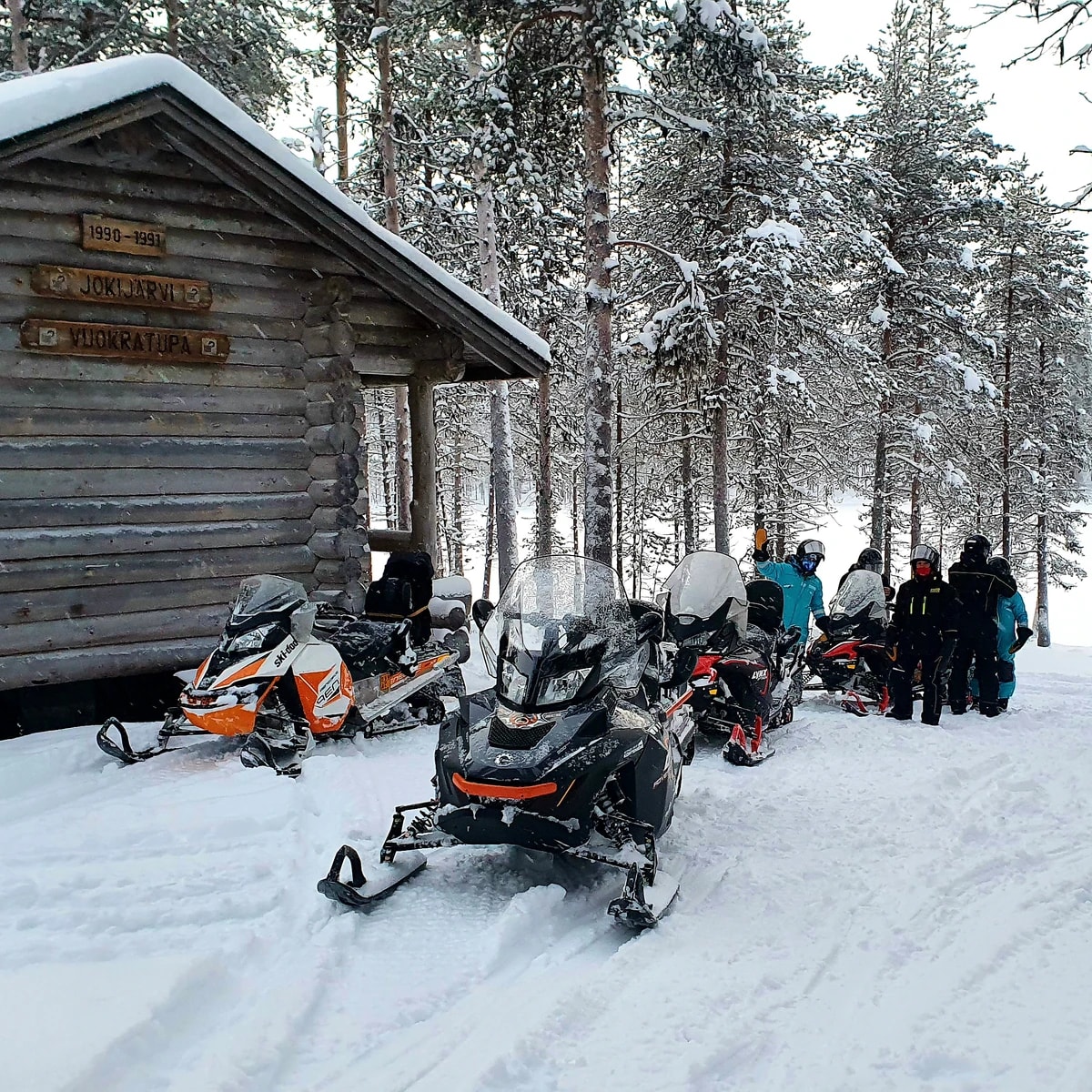 Snowmobile tour to wilderness hut