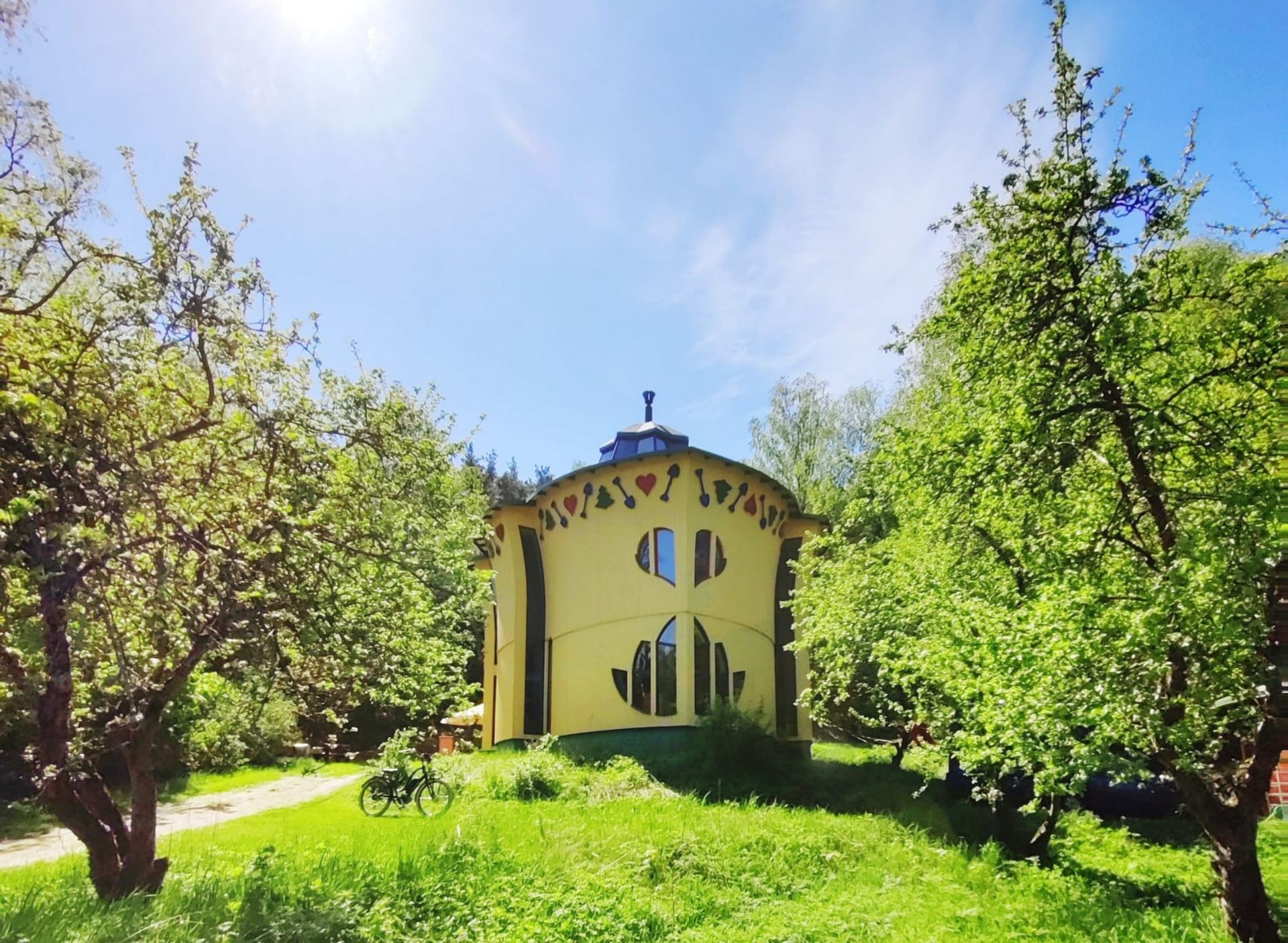 Life on a Leaf House Life on a Leaf House