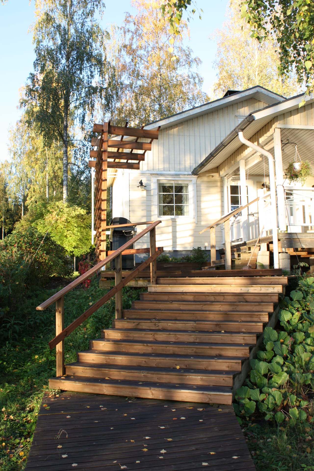 Cottage seen from the lake - ©