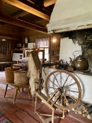 Karjalaisten museon tuvan uuni ja rukki