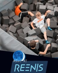 Yökylässä Reeniksellä