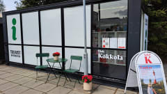 Matkailuneuvonnan toimipiste palvelee kesäaikana Kokkolan sydämessä Kokkolan kauppatorilla.