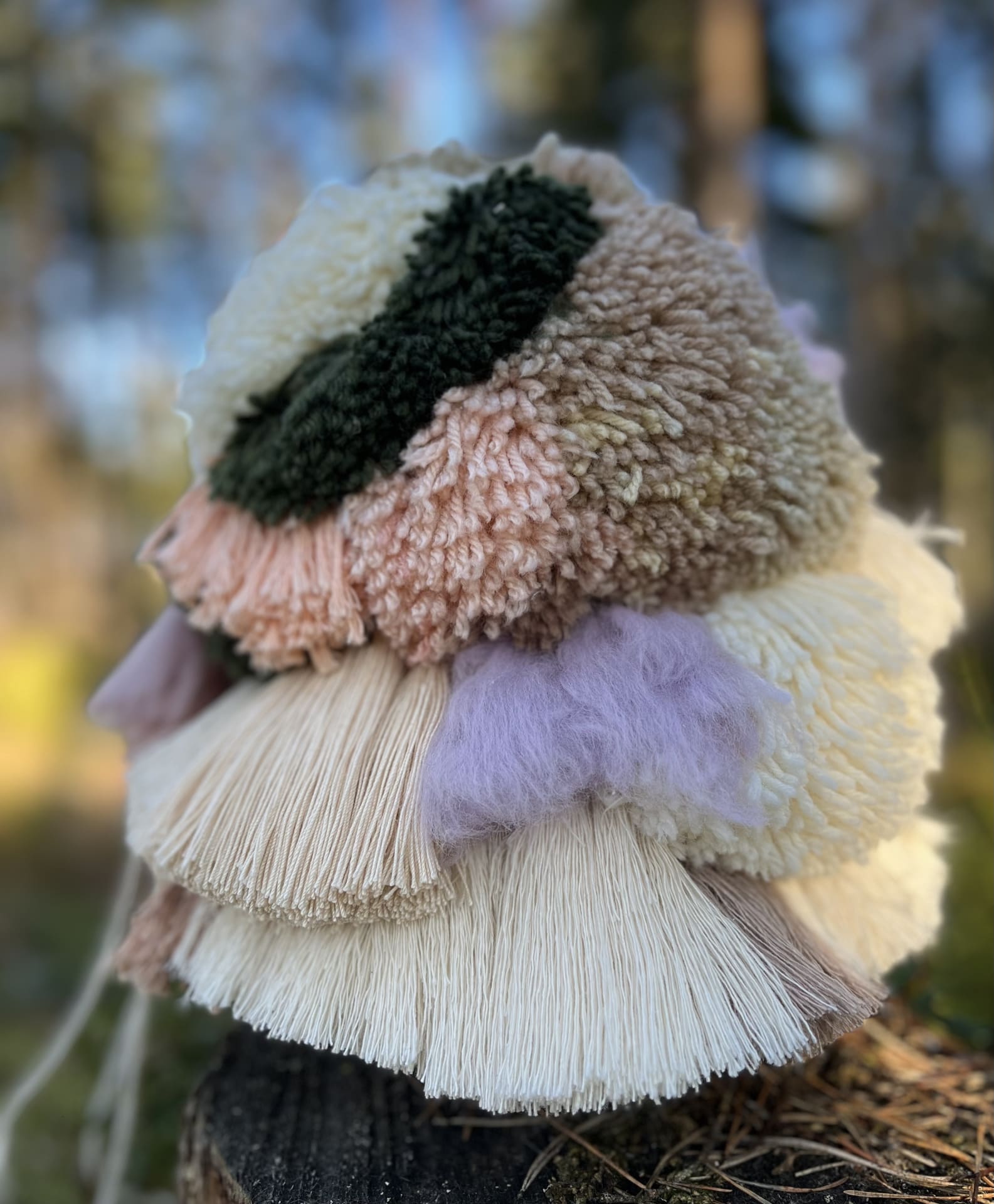 Omalta pihalta -ryijyteos ulkona. 
