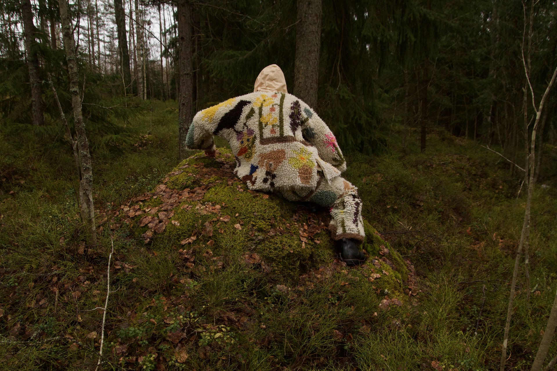 Laura Jantusen teos Idiootti puutarhurin talviturkki kuvattuna ulkona ihmisen päällä. 